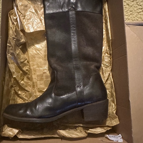 UGG Black Women's Boots - Picture 3 of 5